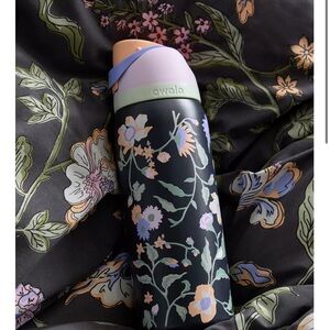 Urban outfitters 32 oz owala bottle